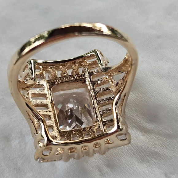Elegant Gold and Silver Women's Ring - Picture 12 of 15